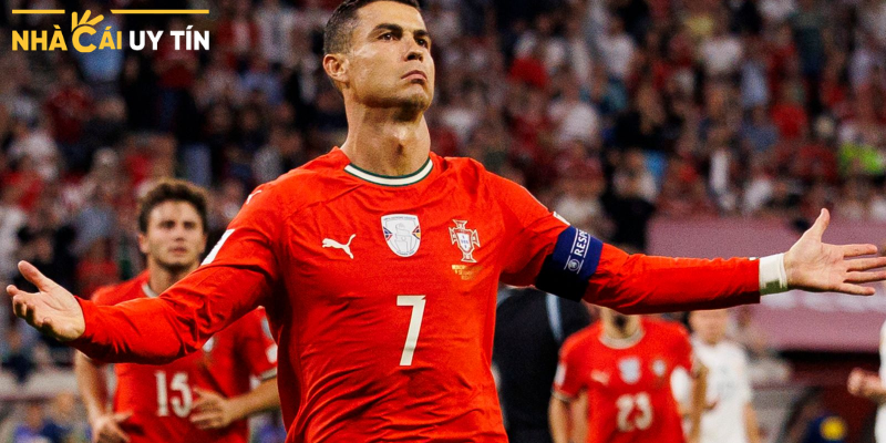 Ronaldo ăn mừng bàn thắng đầy cảm xúc